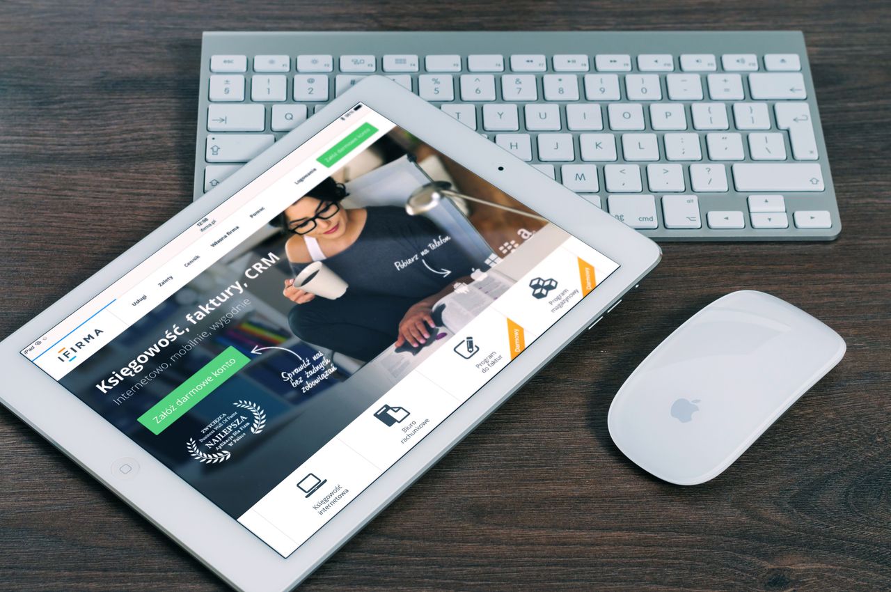 Une tablette affichant un site web financier, accompagnée d’un clavier et d’une souris blancs. Parfait pour des images de stock sur le thème de la technologie.